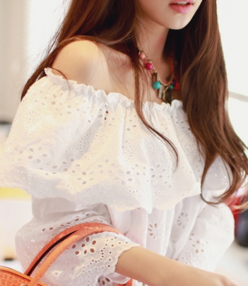 韩国女装代购cherry-spoon镂空花朵露肩收腰娃娃衫