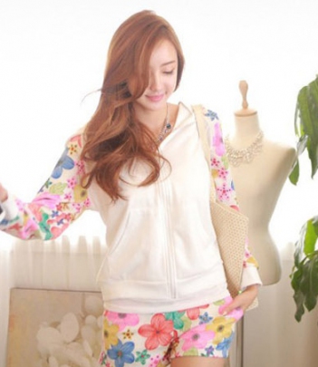 韩国服饰代销 彩色花朵休闲套装（帽衫+短裤）
