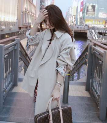 韩国服饰网站代销partysu涂鸦英伦风长款风衣