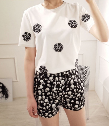 韩国服饰春夏热款 潮人街拍套装（花朵T恤+骷髅短裤）