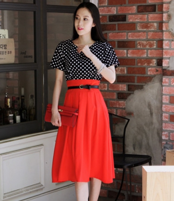 韩国女装代理 soo-a腰带装饰套装（波点T恤+半身中裙）