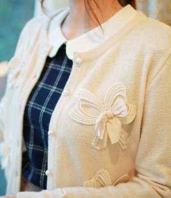 韩国服饰代购 fiona蕾丝蝴蝶结珍珠扣修身针织开衫（2色）