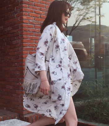 韩国服饰批发 浪漫素雅碎花长款西装式风衣（2色）