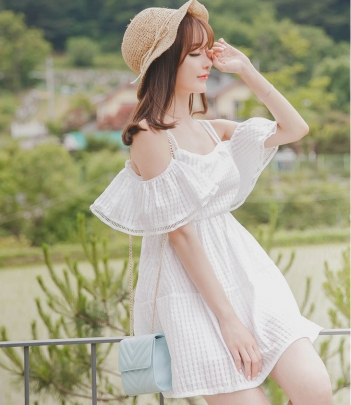 韩国女装春夏热款 attrangs甜美清纯荷叶边露肩连衣裙